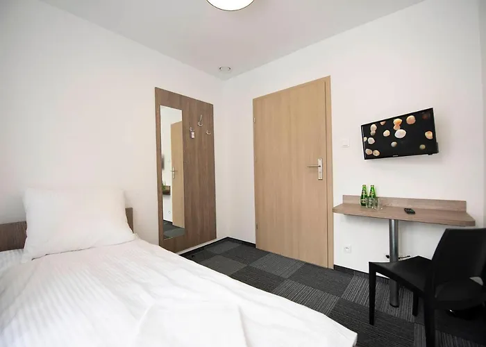 Sms Free Parking Hostel *